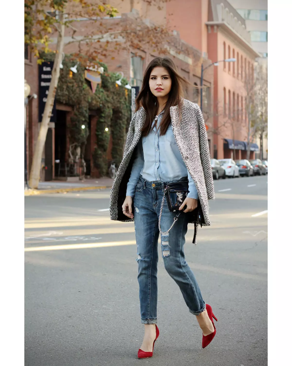 zapatos de gamuza roja (43 fotos): ¿Cuáles son los modelos en una alta y baja del talón, en una cuña y pasadores, cómo limpia 2472_5