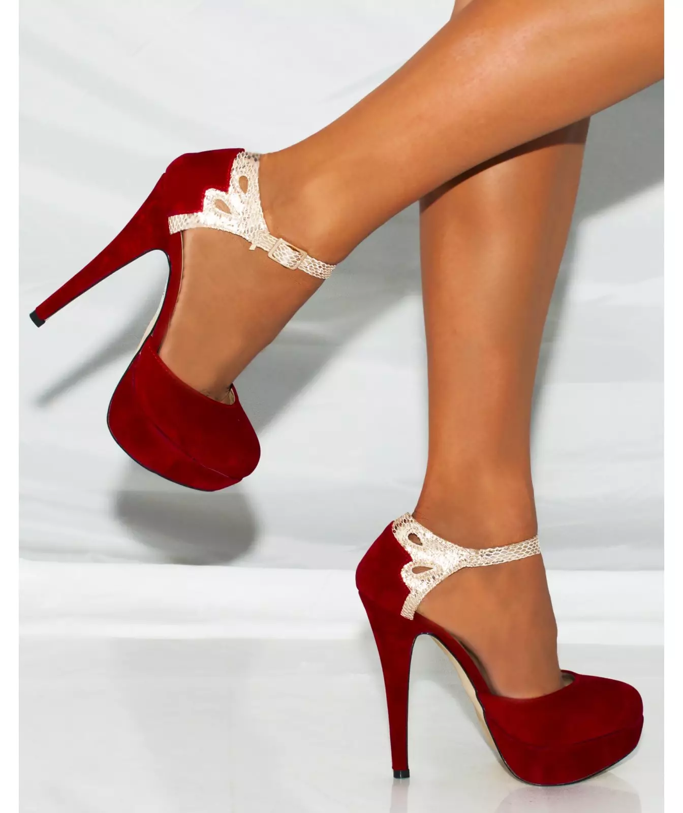 zapatos de gamuza roja (43 fotos): ¿Cuáles son los modelos en una alta y baja del talón, en una cuña y pasadores, cómo limpia 2472_7