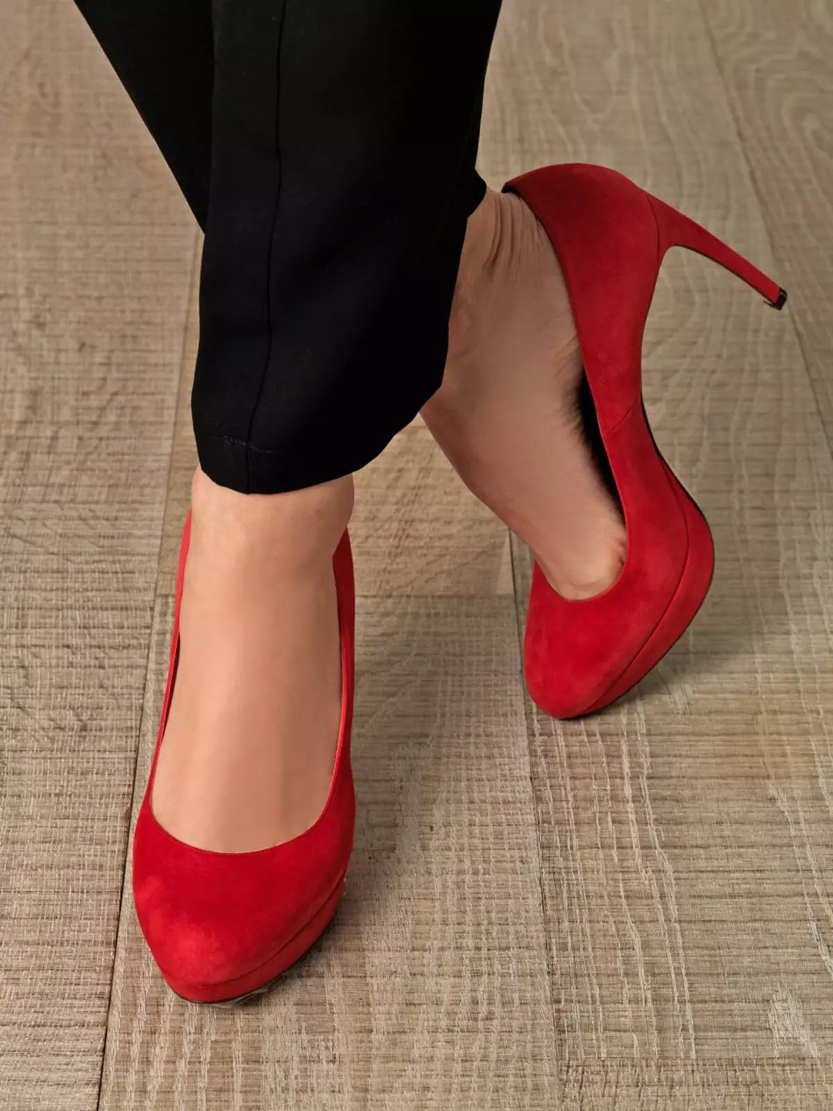 zapatos de gamuza roja (43 fotos): ¿Cuáles son los modelos en una alta y baja del talón, en una cuña y pasadores, cómo limpia 2472_8