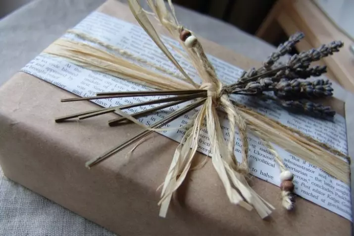 선물로 침대 린넨 포장 (12 장의 사진) : 선물 종이에 키트를 아름답게 감싸는 방법은 무엇입니까? 24742_10