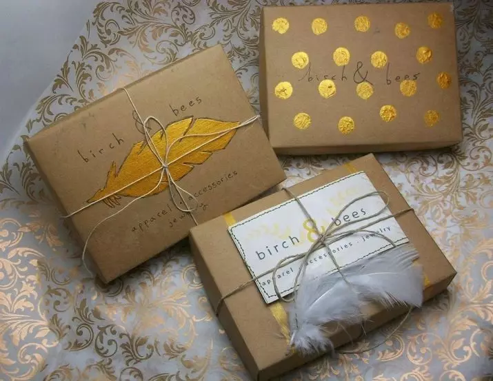 Kemasan sprei sebagai hadiah (12 foto): Bagaimana perasaan Anda dengan indah membungkus kit di kertas hadiah? 24742_11