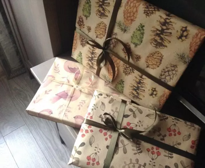 Emballasje av sengetøy som gave (12 bilder): Hvordan føler du deg vakkert viklet settet i gavepapiret? 24742_12