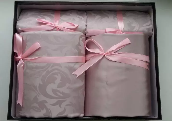 Kemasan sprei sebagai hadiah (12 foto): Bagaimana perasaan Anda dengan indah membungkus kit di kertas hadiah? 24742_2