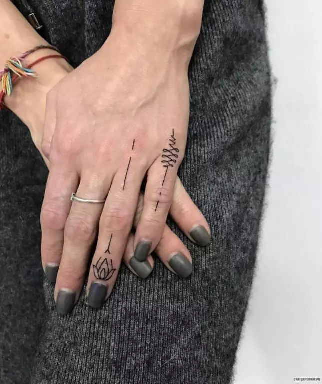 Тетоважа на прстите за девојки (68 фотографии): женски мали тетоважи и нивните скици. Мини-тетоважа на страната на безимениот прст и на големиот, на соработник на Maizin и на другите прсти 247_11