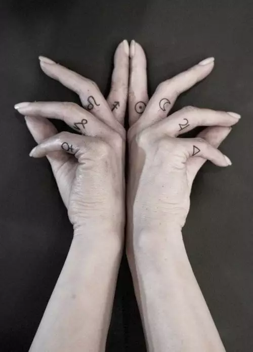 Tetovaža na prstima za djevojčice (68 fotografija): ženske male tetovaže i njihove skice. Mini-tetovaže sa strane bezimenog prsta i na velikom, na mograma maizina i na drugim prstima 247_12