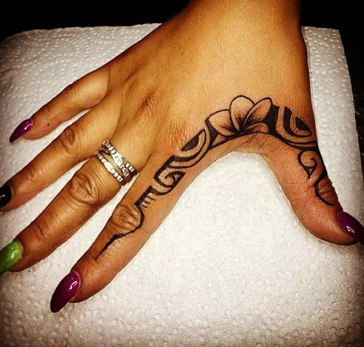 Tatuering på fingrarna för tjejer (68 bilder): kvinnliga små tatueringar och deras skisser. Mini-tatuering på sidan av det namnlösa fingret och på den stora, på Maizin-källan och på de andra fingrarna 247_17