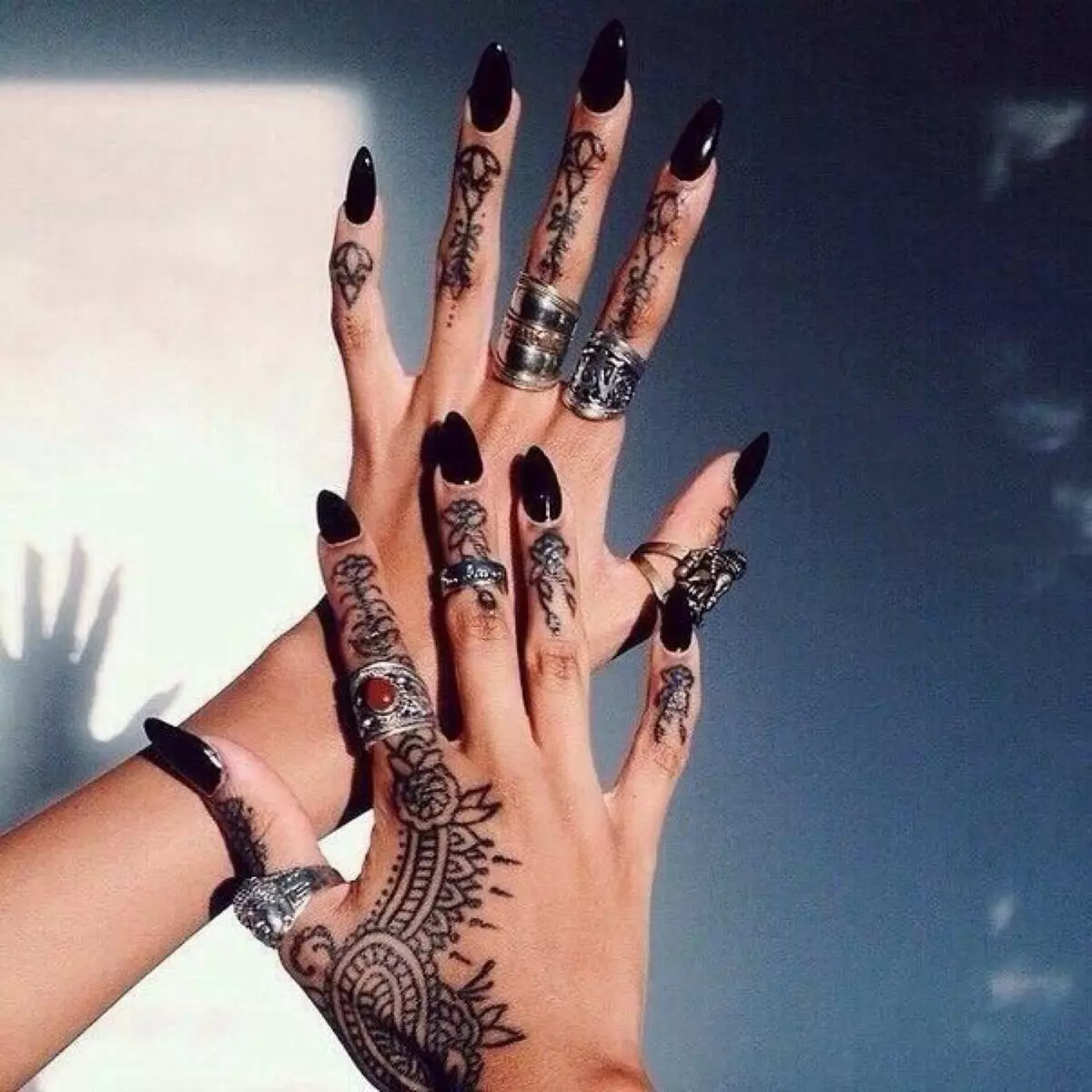 Tatuering på fingrarna för tjejer (68 bilder): kvinnliga små tatueringar och deras skisser. Mini-tatuering på sidan av det namnlösa fingret och på den stora, på Maizin-källan och på de andra fingrarna 247_19