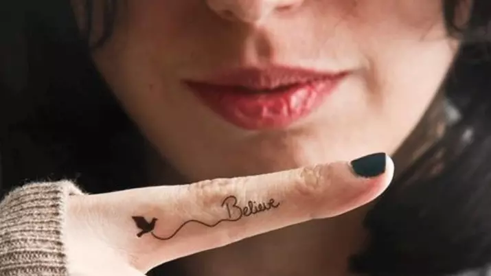 Tattoo op de vingers voor meisjes (68 foto's): vrouwelijke kleine tatoeages en hun schetsen. Mini-tattoo aan de zijkant van de naamloze vinger en op de grote, op de Maizin-kerel en op de andere vingers 247_2