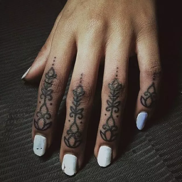 Тату на пальцях рук для дівчат (68 фото): жіночі маленькі татуювання і їх ескізи. Міні-тату збоку на безіменному пальці і на великому, на фалангах мізинця і на інших пальцях 247_20