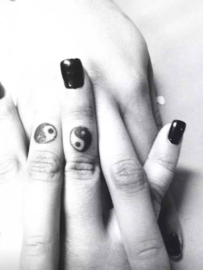Tatuering på fingrarna för tjejer (68 bilder): kvinnliga små tatueringar och deras skisser. Mini-tatuering på sidan av det namnlösa fingret och på den stora, på Maizin-källan och på de andra fingrarna 247_25