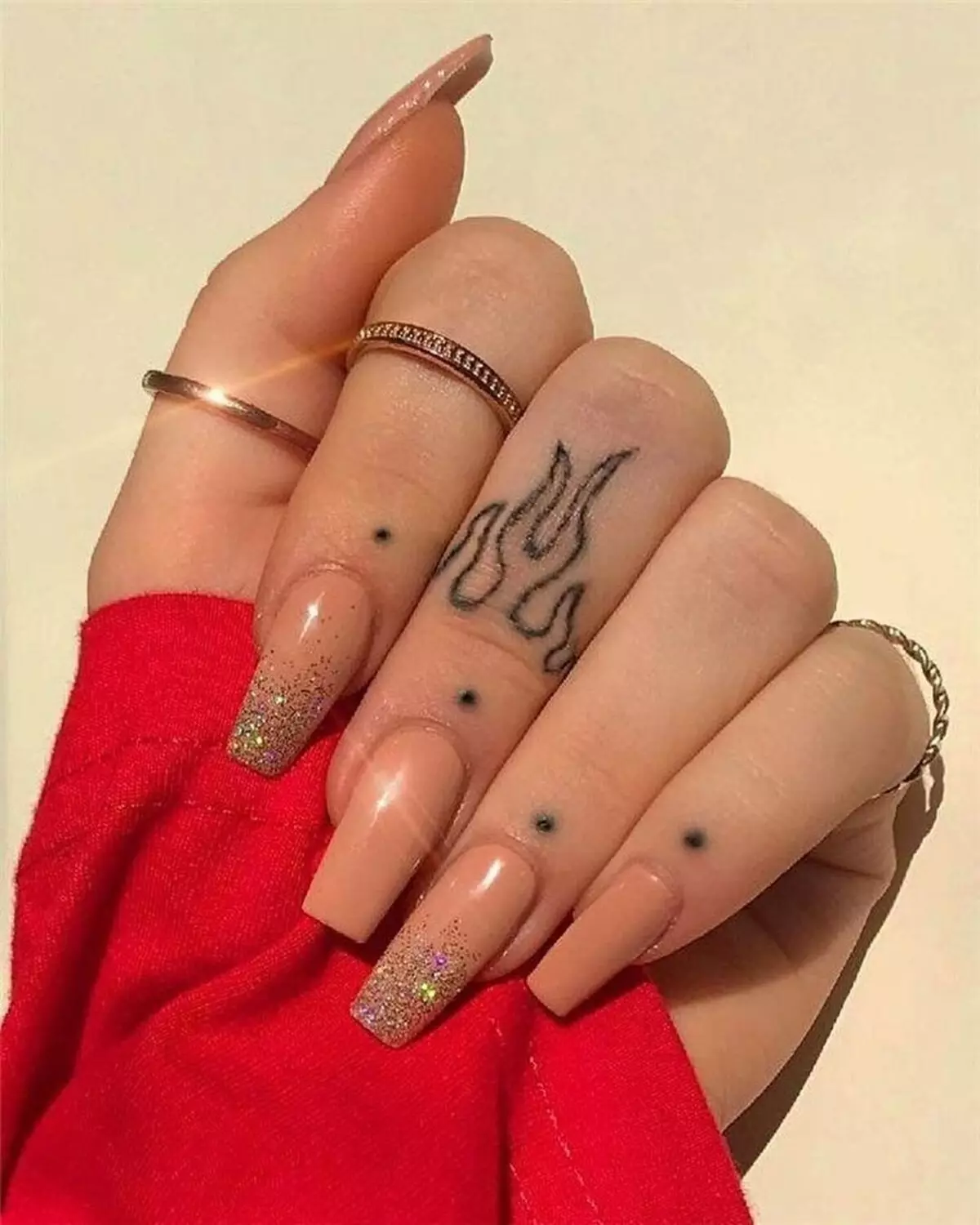 Kızlar için parmaklar üzerinde dövme (68 fotoğraf): Kadın küçük dövmeler ve eskizleri. İsimsiz parmağın yanındaki mini dövme ve büyük, Maizin adamı ve diğer parmaklarda 247_26