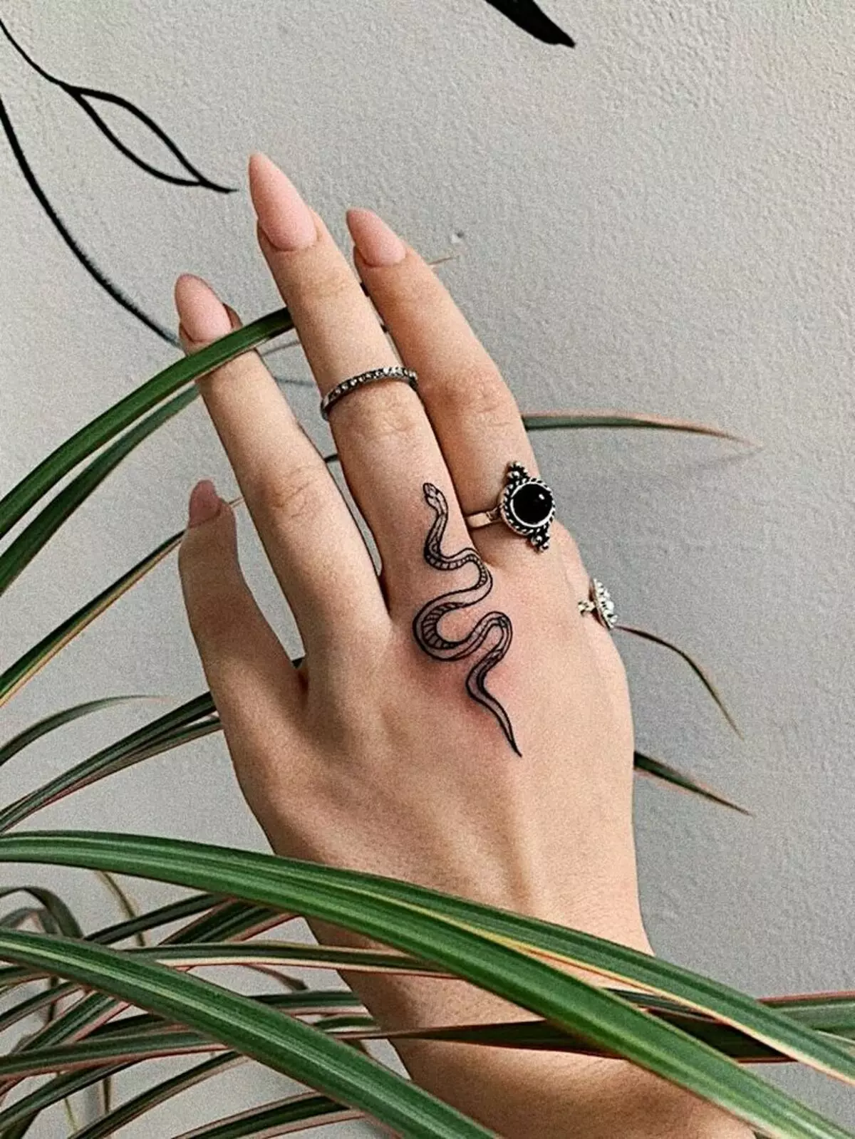 Tatuering på fingrarna för tjejer (68 bilder): kvinnliga små tatueringar och deras skisser. Mini-tatuering på sidan av det namnlösa fingret och på den stora, på Maizin-källan och på de andra fingrarna 247_29