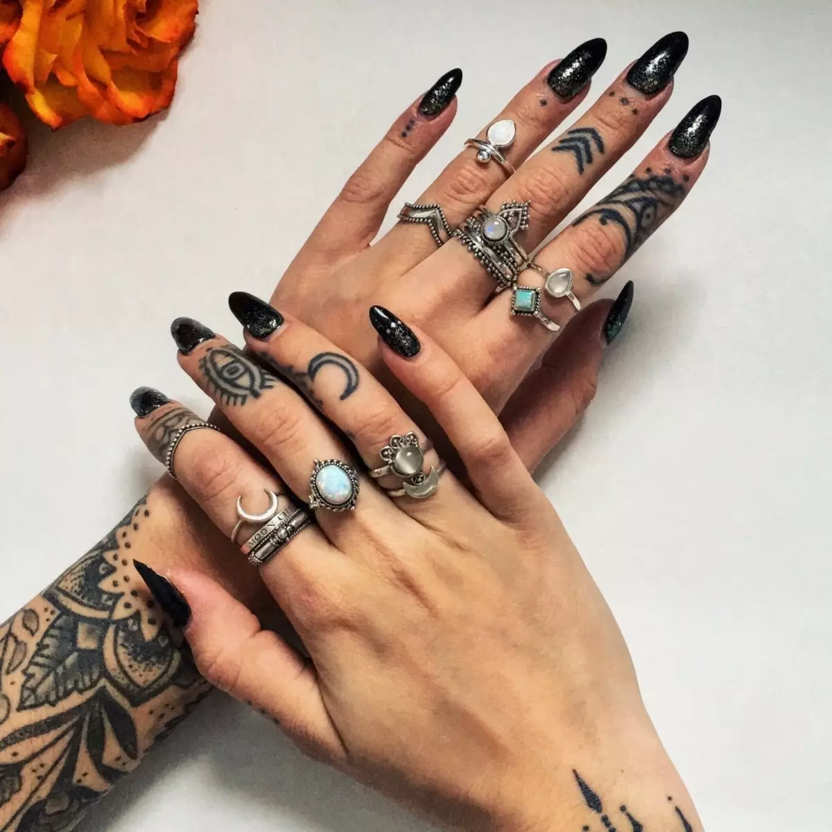 Tatuaj pe degete pentru fete (68 fotografii): tatuaje mici și schițele lor. Mini-tatuaj pe partea degetului fără nume și pe mare, pe colegul Maizin și pe celelalte degete 247_3