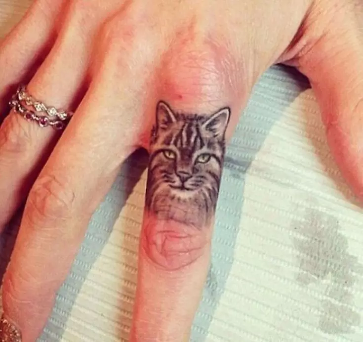 Тетоважа на прстите за девојки (68 фотографии): женски мали тетоважи и нивните скици. Мини-тетоважа на страната на безимениот прст и на големиот, на соработник на Maizin и на другите прсти 247_30