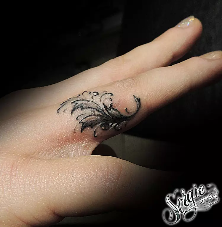 Tatuering på fingrarna för tjejer (68 bilder): kvinnliga små tatueringar och deras skisser. Mini-tatuering på sidan av det namnlösa fingret och på den stora, på Maizin-källan och på de andra fingrarna 247_31