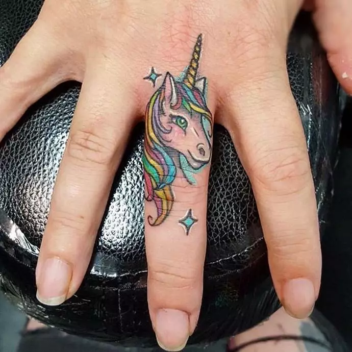 Tatuering på fingrarna för tjejer (68 bilder): kvinnliga små tatueringar och deras skisser. Mini-tatuering på sidan av det namnlösa fingret och på den stora, på Maizin-källan och på de andra fingrarna 247_32