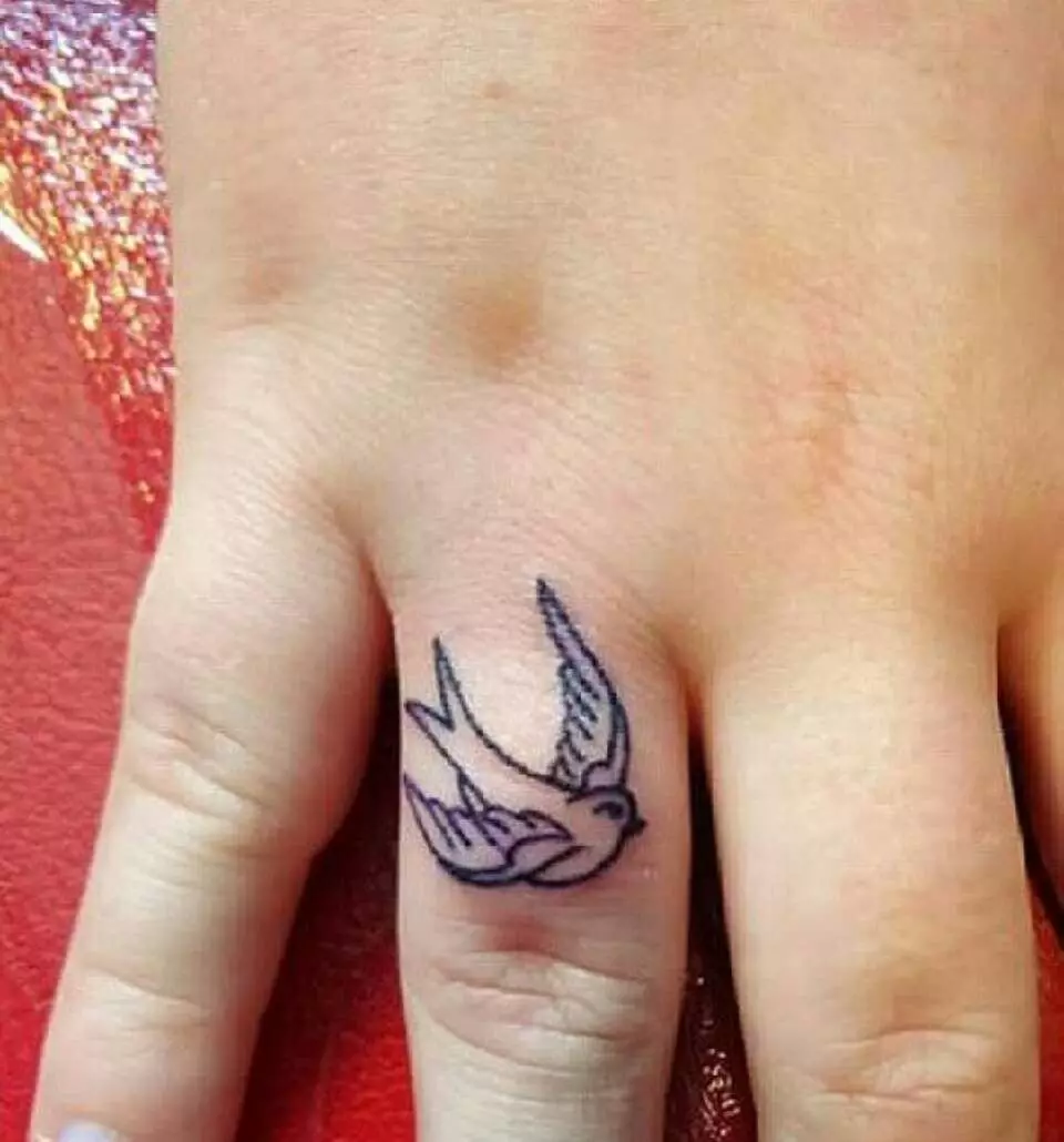 Tetovaža na prstima za djevojčice (68 fotografija): ženske male tetovaže i njihove skice. Mini-tetovaže sa strane bezimenog prsta i na velikom, na mograma maizina i na drugim prstima 247_34