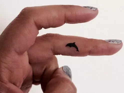 Tetovaža na prstima za djevojčice (68 fotografija): ženske male tetovaže i njihove skice. Mini-tetovaže sa strane bezimenog prsta i na velikom, na mograma maizina i na drugim prstima 247_36