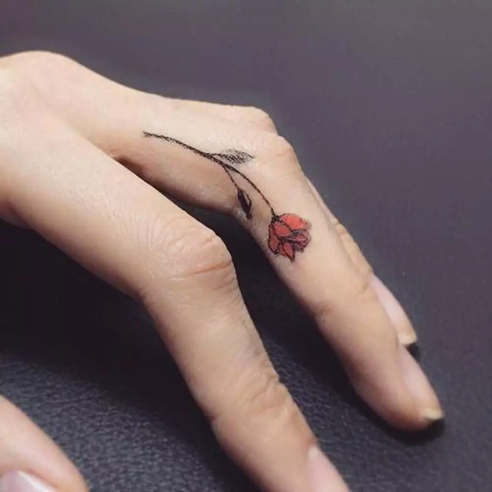 Tatuering på fingrarna för tjejer (68 bilder): kvinnliga små tatueringar och deras skisser. Mini-tatuering på sidan av det namnlösa fingret och på den stora, på Maizin-källan och på de andra fingrarna 247_37