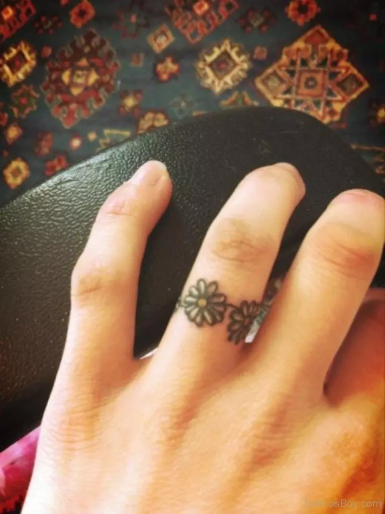Tatuering på fingrarna för tjejer (68 bilder): kvinnliga små tatueringar och deras skisser. Mini-tatuering på sidan av det namnlösa fingret och på den stora, på Maizin-källan och på de andra fingrarna 247_38