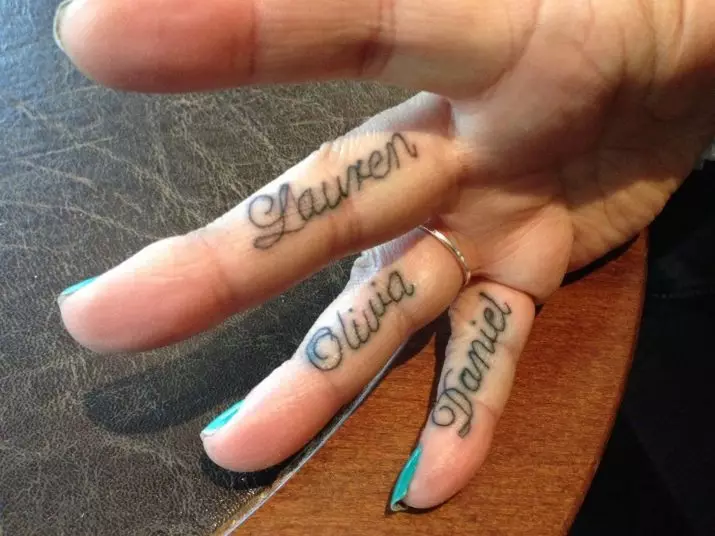 Тату на пальцях рук для дівчат (68 фото): жіночі маленькі татуювання і їх ескізи. Міні-тату збоку на безіменному пальці і на великому, на фалангах мізинця і на інших пальцях 247_39