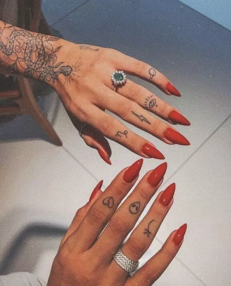 Тетоважа на прстите за девојки (68 фотографии): женски мали тетоважи и нивните скици. Мини-тетоважа на страната на безимениот прст и на големиот, на соработник на Maizin и на другите прсти 247_4