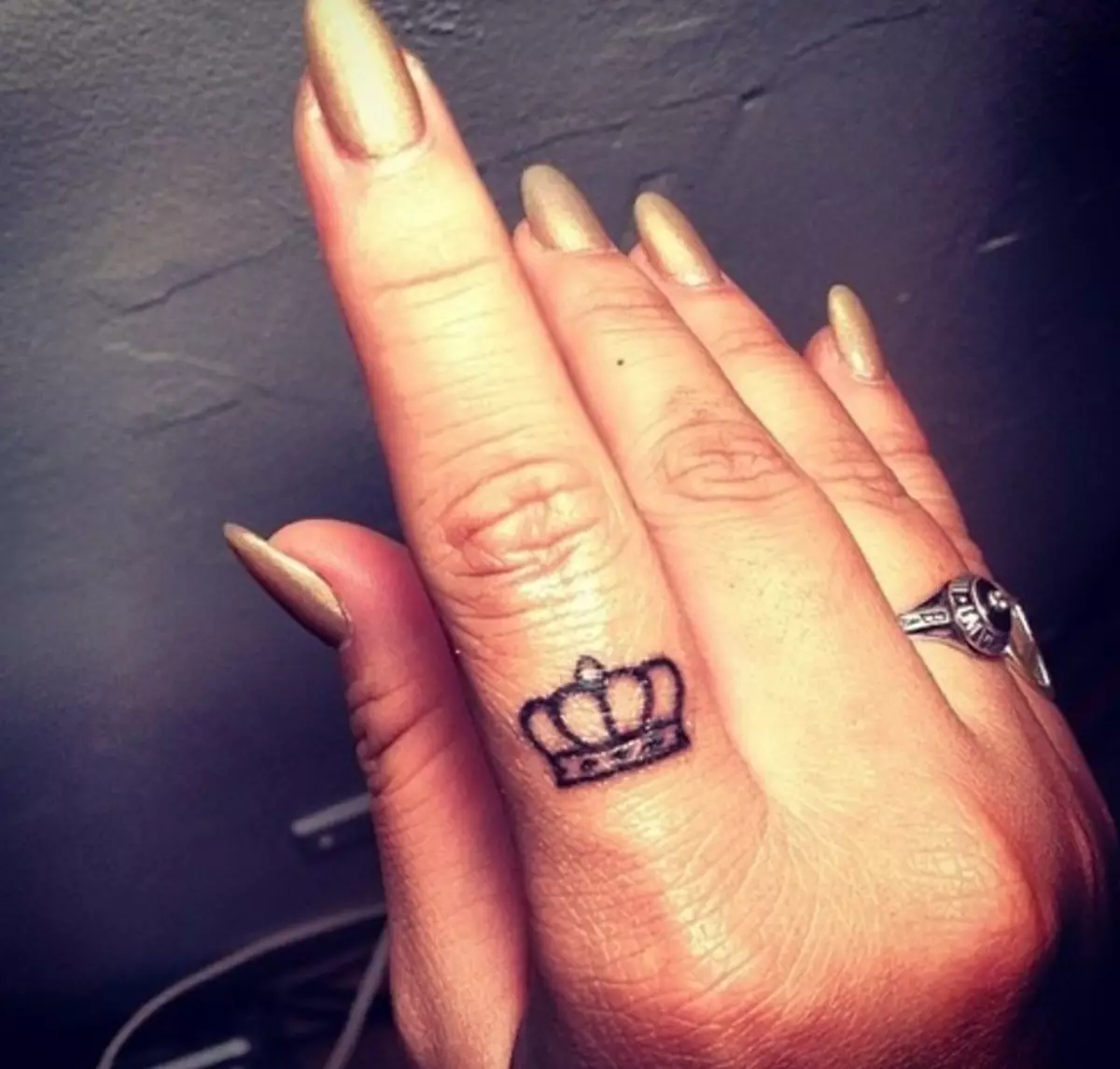Тетоважа на прстите за девојки (68 фотографии): женски мали тетоважи и нивните скици. Мини-тетоважа на страната на безимениот прст и на големиот, на соработник на Maizin и на другите прсти 247_40
