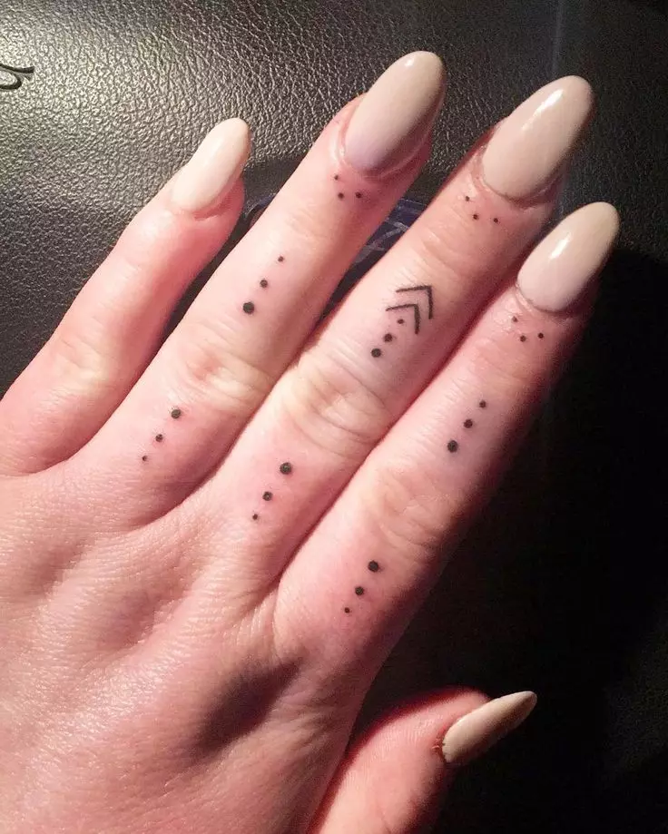 Tetovaža na prstima za djevojčice (68 fotografija): ženske male tetovaže i njihove skice. Mini-tetovaže sa strane bezimenog prsta i na velikom, na mograma maizina i na drugim prstima 247_44