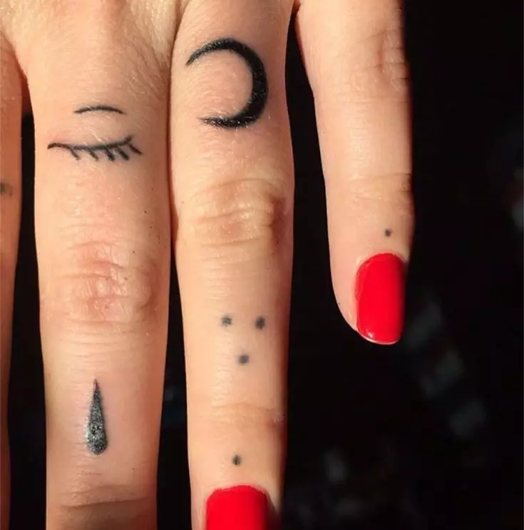 Tatuering på fingrarna för tjejer (68 bilder): kvinnliga små tatueringar och deras skisser. Mini-tatuering på sidan av det namnlösa fingret och på den stora, på Maizin-källan och på de andra fingrarna 247_45