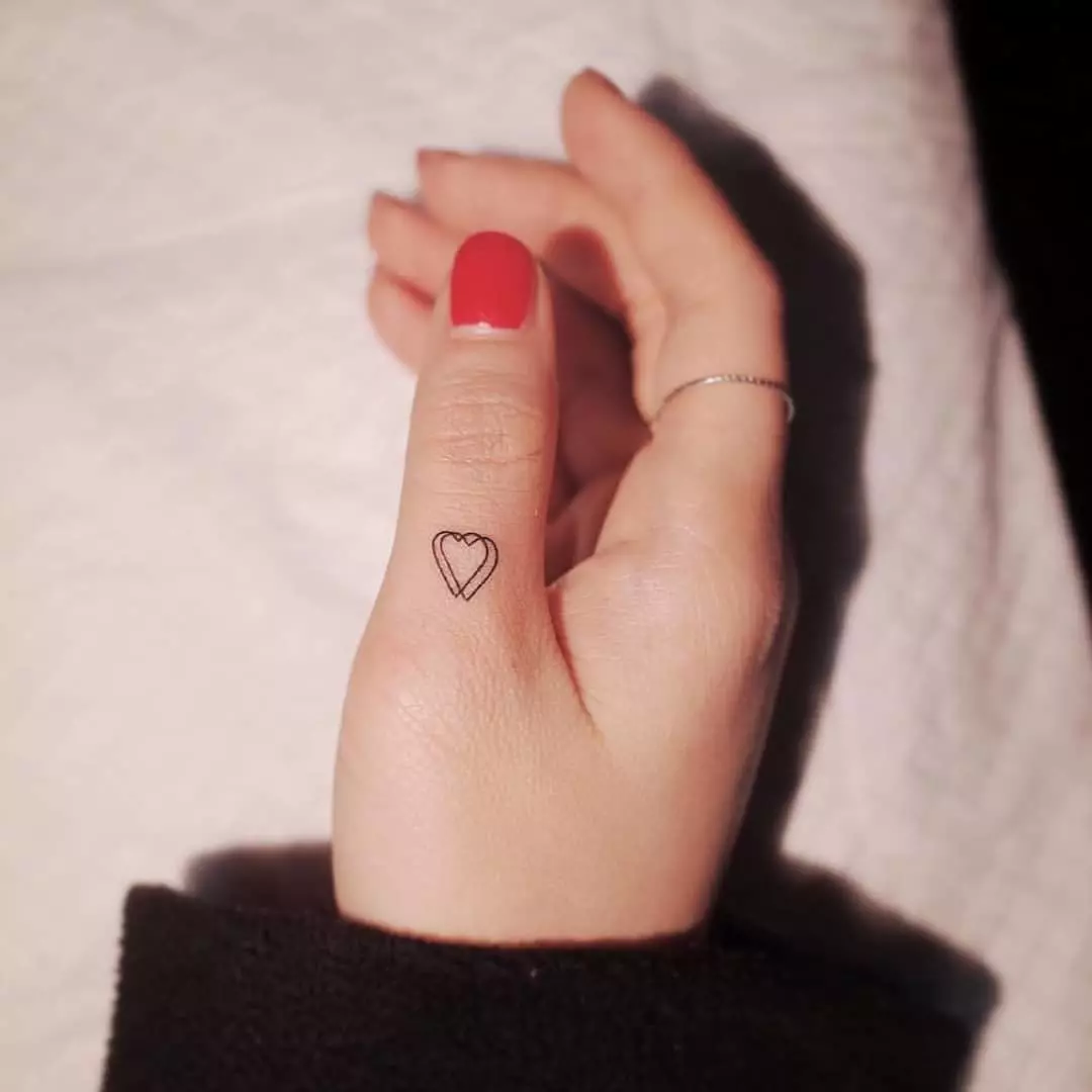Tatuaj pe degete pentru fete (68 fotografii): tatuaje mici și schițele lor. Mini-tatuaj pe partea degetului fără nume și pe mare, pe colegul Maizin și pe celelalte degete 247_46
