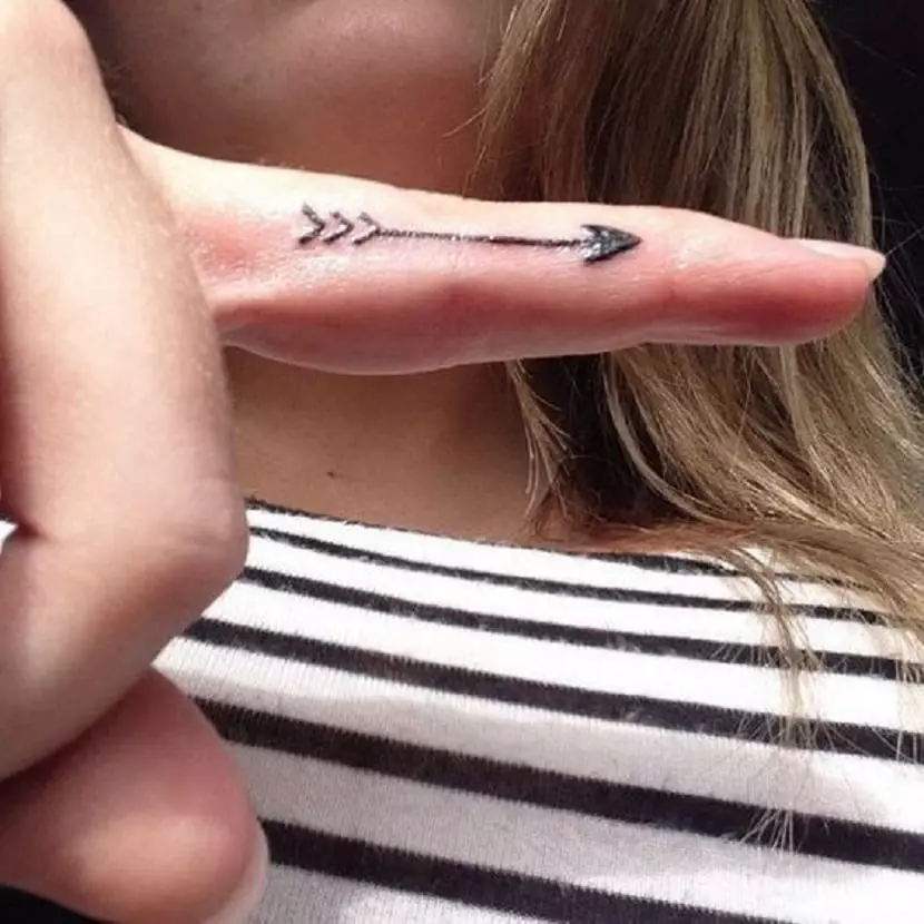 Tetovaža na prstima za djevojčice (68 fotografija): ženske male tetovaže i njihove skice. Mini-tetovaže sa strane bezimenog prsta i na velikom, na mograma maizina i na drugim prstima 247_47