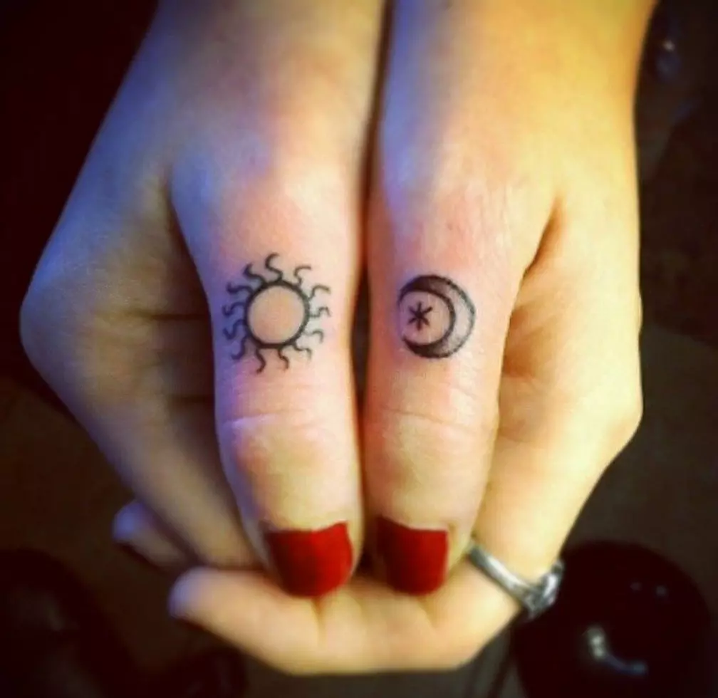 Tatuering på fingrarna för tjejer (68 bilder): kvinnliga små tatueringar och deras skisser. Mini-tatuering på sidan av det namnlösa fingret och på den stora, på Maizin-källan och på de andra fingrarna 247_48