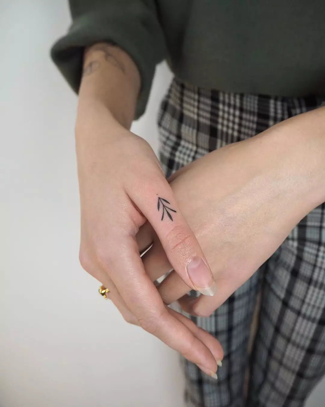 Tatuering på fingrarna för tjejer (68 bilder): kvinnliga små tatueringar och deras skisser. Mini-tatuering på sidan av det namnlösa fingret och på den stora, på Maizin-källan och på de andra fingrarna 247_49