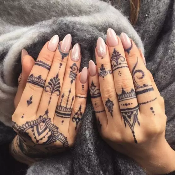 Tatuering på fingrarna för tjejer (68 bilder): kvinnliga små tatueringar och deras skisser. Mini-tatuering på sidan av det namnlösa fingret och på den stora, på Maizin-källan och på de andra fingrarna 247_5