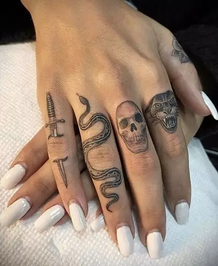 Tattoo sur la fingroj por knabinoj (68 fotoj): inaj malgrandaj tatuoj kaj iliaj skizoj. Mini-tatuo ĉe la flanko de la sennoma fingro kaj sur la granda, sur la maizinulo kaj sur la aliaj fingroj 247_51