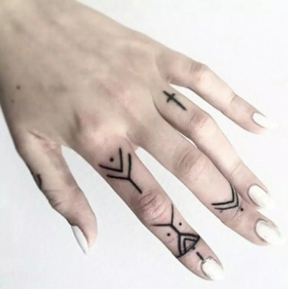 Tatuering på fingrarna för tjejer (68 bilder): kvinnliga små tatueringar och deras skisser. Mini-tatuering på sidan av det namnlösa fingret och på den stora, på Maizin-källan och på de andra fingrarna 247_52
