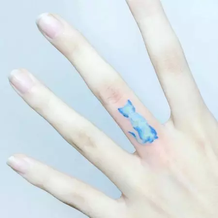 Tetovaža na prstima za djevojčice (68 fotografija): ženske male tetovaže i njihove skice. Mini-tetovaže sa strane bezimenog prsta i na velikom, na mograma maizina i na drugim prstima 247_54