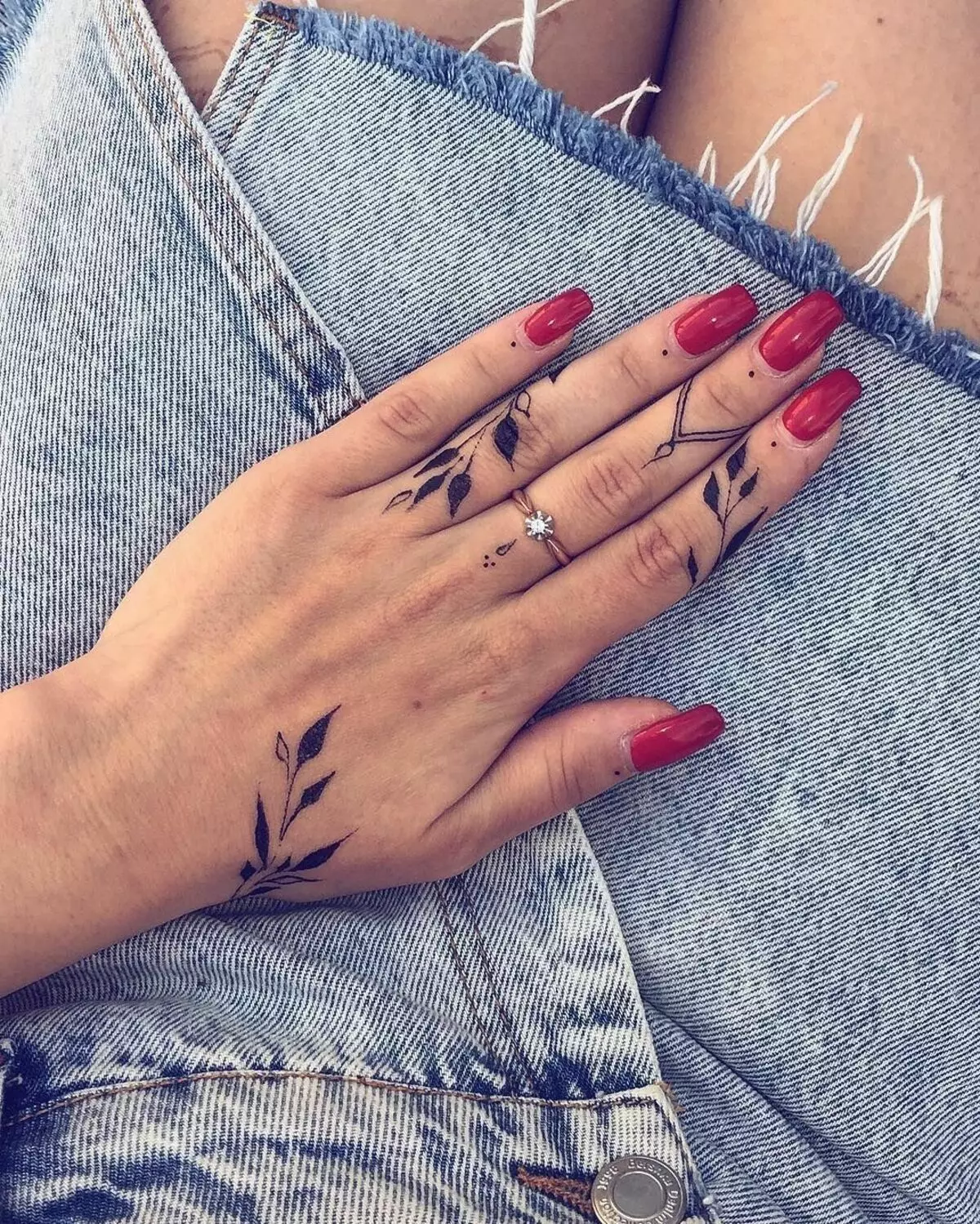 Тетоважа на прстите за девојки (68 фотографии): женски мали тетоважи и нивните скици. Мини-тетоважа на страната на безимениот прст и на големиот, на соработник на Maizin и на другите прсти 247_55