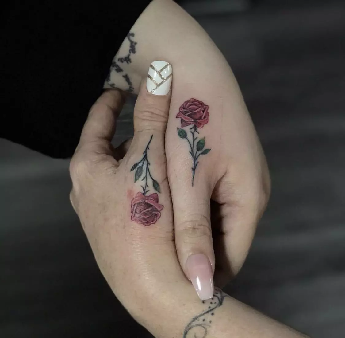 Tatuering på fingrarna för tjejer (68 bilder): kvinnliga små tatueringar och deras skisser. Mini-tatuering på sidan av det namnlösa fingret och på den stora, på Maizin-källan och på de andra fingrarna 247_56