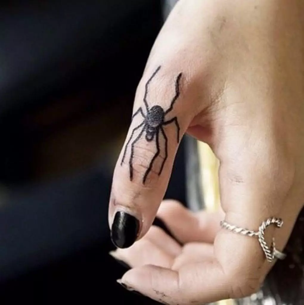 Тетоважа на прстите за девојки (68 фотографии): женски мали тетоважи и нивните скици. Мини-тетоважа на страната на безимениот прст и на големиот, на соработник на Maizin и на другите прсти 247_58