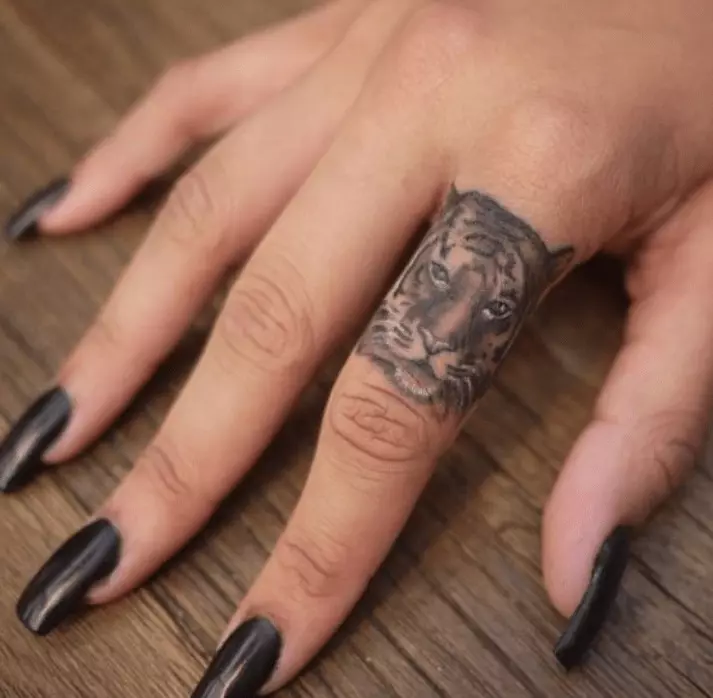Tatuaj pe degete pentru fete (68 fotografii): tatuaje mici și schițele lor. Mini-tatuaj pe partea degetului fără nume și pe mare, pe colegul Maizin și pe celelalte degete 247_59