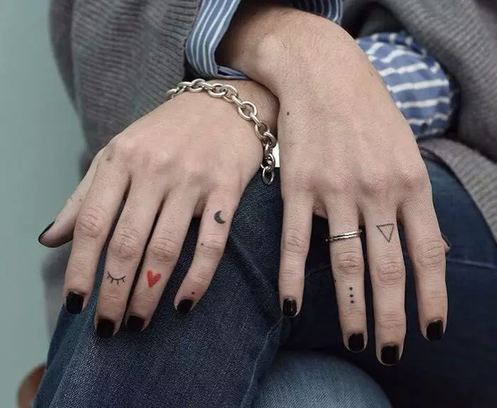 Tetovaža na prstima za djevojčice (68 fotografija): ženske male tetovaže i njihove skice. Mini-tetovaže sa strane bezimenog prsta i na velikom, na mograma maizina i na drugim prstima 247_6
