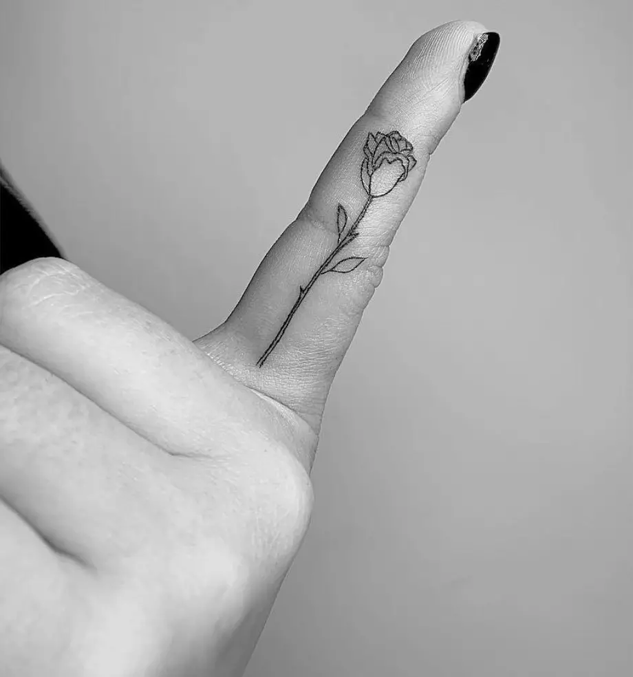 Tattoo sur la fingroj por knabinoj (68 fotoj): inaj malgrandaj tatuoj kaj iliaj skizoj. Mini-tatuo ĉe la flanko de la sennoma fingro kaj sur la granda, sur la maizinulo kaj sur la aliaj fingroj 247_60