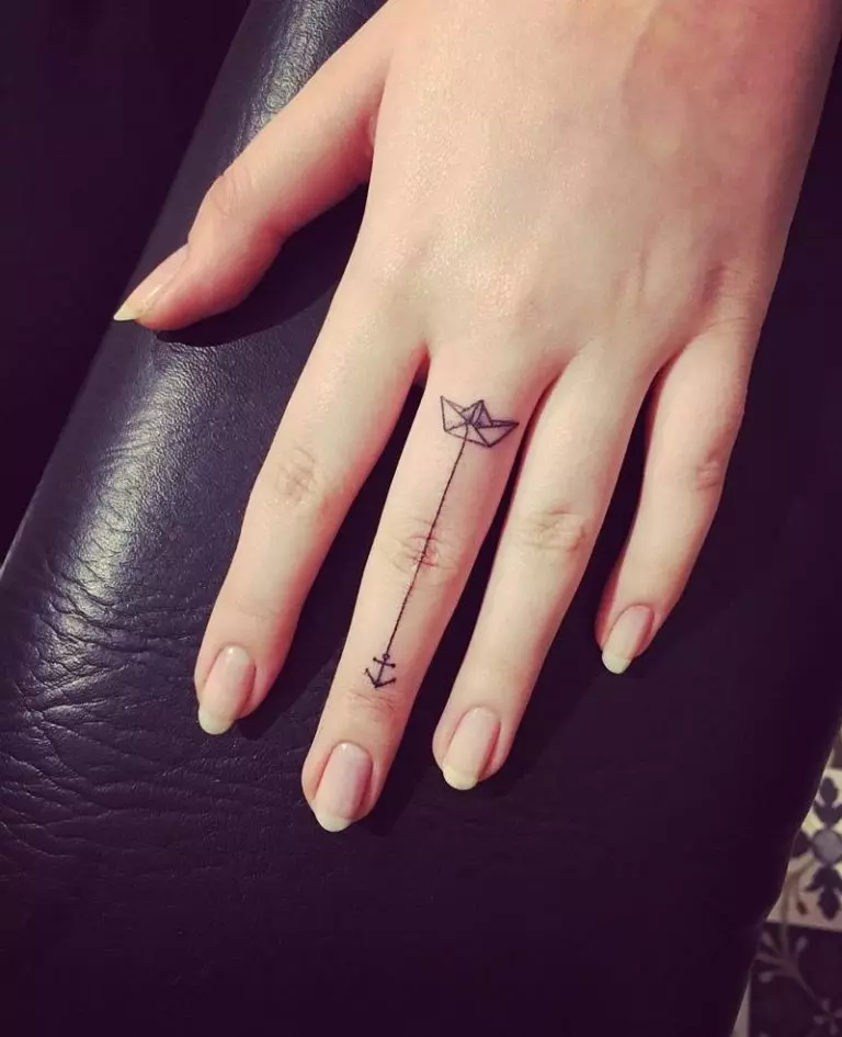 Tatuering på fingrarna för tjejer (68 bilder): kvinnliga små tatueringar och deras skisser. Mini-tatuering på sidan av det namnlösa fingret och på den stora, på Maizin-källan och på de andra fingrarna 247_61