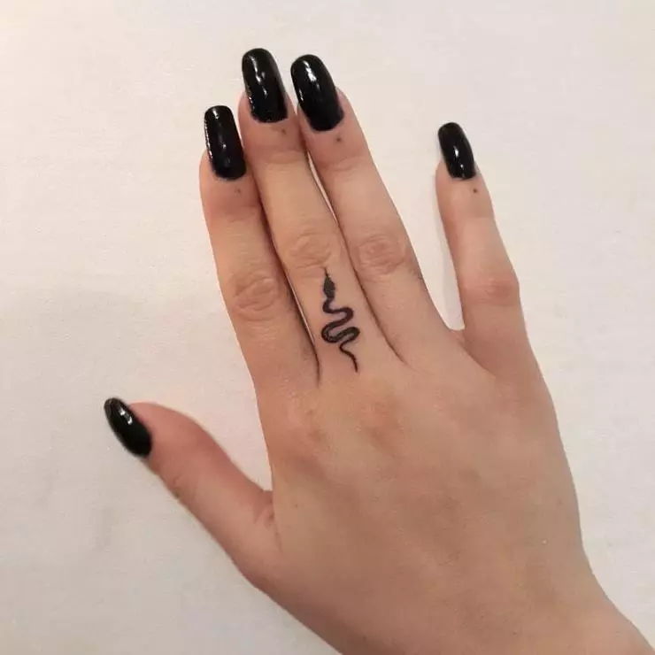 Tattoo op de vingers voor meisjes (68 foto's): vrouwelijke kleine tatoeages en hun schetsen. Mini-tattoo aan de zijkant van de naamloze vinger en op de grote, op de Maizin-kerel en op de andere vingers 247_62