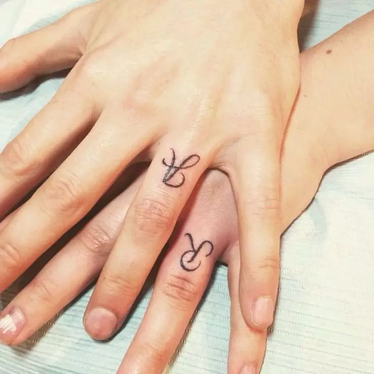 Тетоважа на прстите за девојки (68 фотографии): женски мали тетоважи и нивните скици. Мини-тетоважа на страната на безимениот прст и на големиот, на соработник на Maizin и на другите прсти 247_64