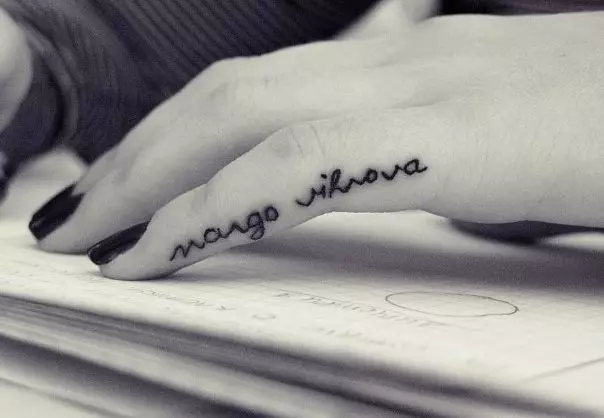 Tatuering på fingrarna för tjejer (68 bilder): kvinnliga små tatueringar och deras skisser. Mini-tatuering på sidan av det namnlösa fingret och på den stora, på Maizin-källan och på de andra fingrarna 247_66