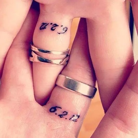 Tattoo op de vingers voor meisjes (68 foto's): vrouwelijke kleine tatoeages en hun schetsen. Mini-tattoo aan de zijkant van de naamloze vinger en op de grote, op de Maizin-kerel en op de andere vingers 247_9