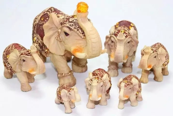 Patung-patung tujuh gajah: apa yang bermakna 7 keping gajah? Marmar dan patung-patung lain. Bagaimana untuk mencari mereka di dalam rumah? 24818_22