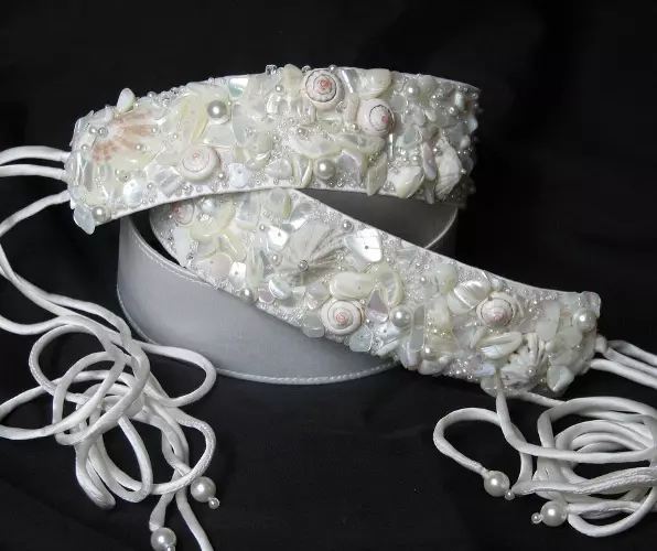 Šaty pás (64 fotografií): jak to udělat sám, krásné tkaniny pro svatební výrobku 2481_53